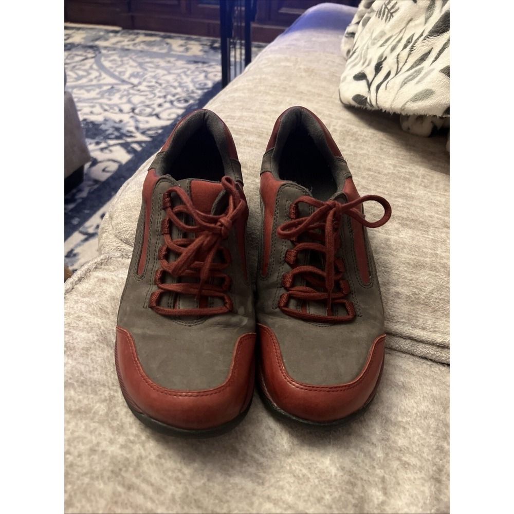 Clarks Springers Womens 9 Red Leather Low Top Walking Shoes